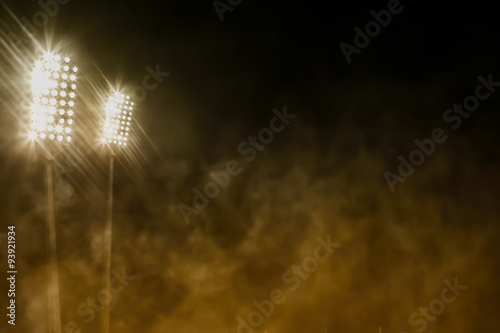 światła stadionowe i dym