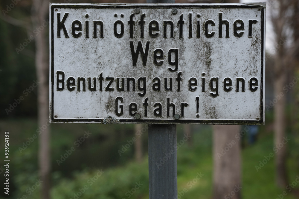 hinweisschild kein öffentlicher weg, benutzung auf eigene gefahr hinweisschild kein öffentlicher weg, benutzung auf eigene gefahr