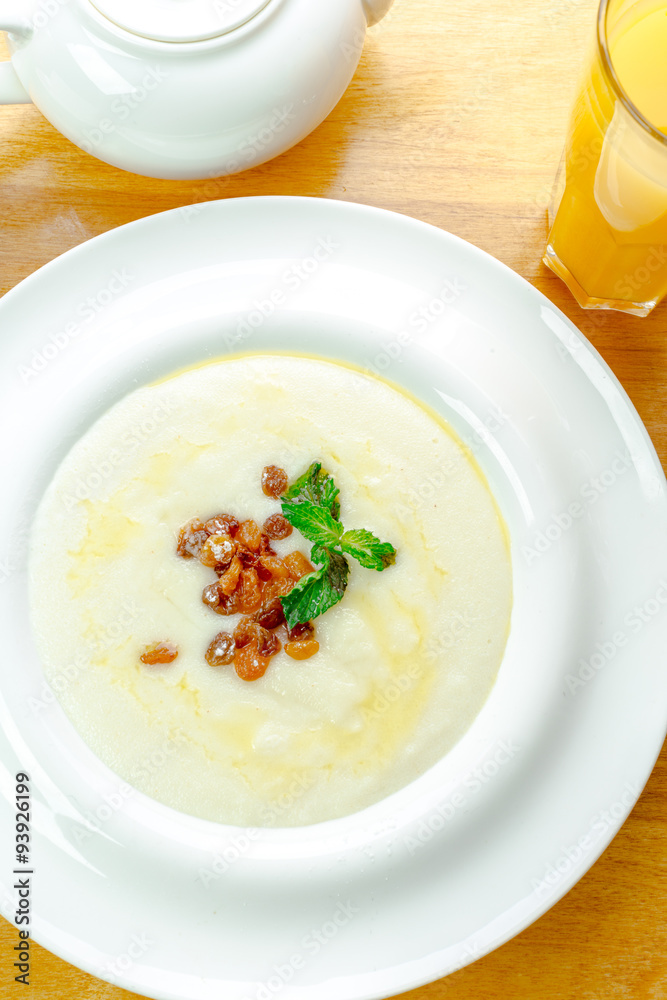 Porridge with raisins