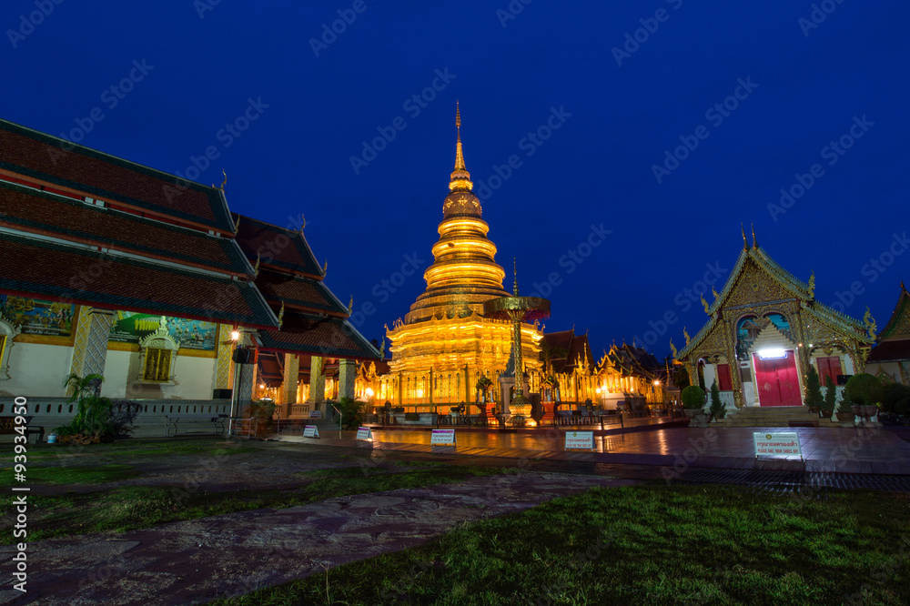 Fototapeta premium Wat Phra That Hariphunchai in twilight time,lamphun,thailand.