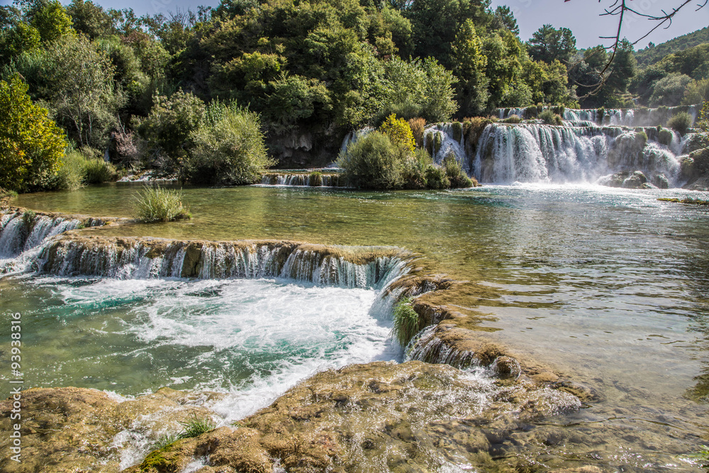 gigantische türkise, glasklare Wasserfälle gigantische türkise, glasklare Wasserfälle