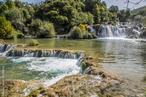 gigantische türkise, glasklare Wasserfälle