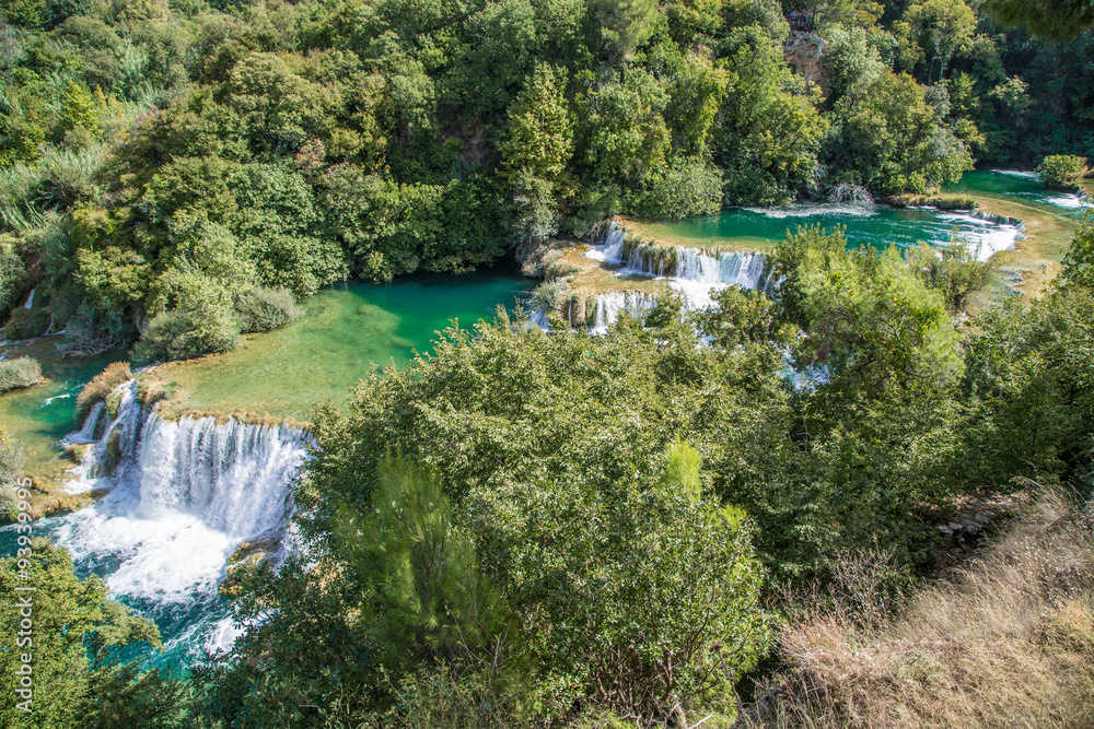 gigantische türkise, glasklare Wasserfälle gigantische türkise, glasklare Wasserfälle