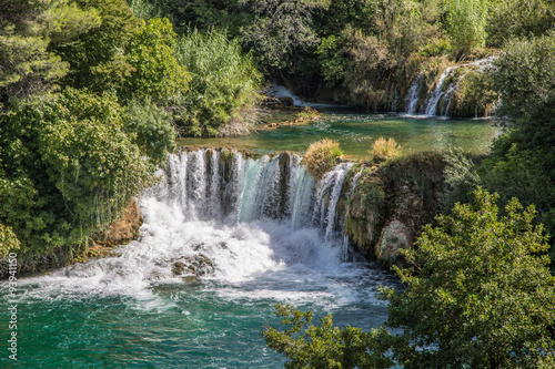 gigantische türkise, glasklare Wasserfälle