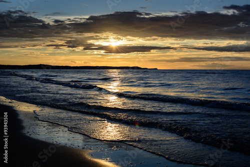 Zachód słońca nad morzem bałtyckim w Świnoujściu