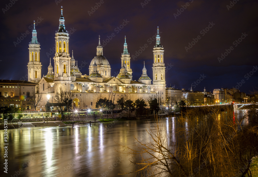 Naklejka premium El Pilar Basilica and Ebro river in Zaragoza, Spain