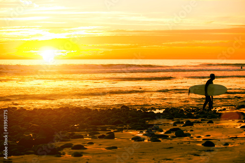 Fototapeta Naklejka Na Ścianę i Meble -  Sunset surfer