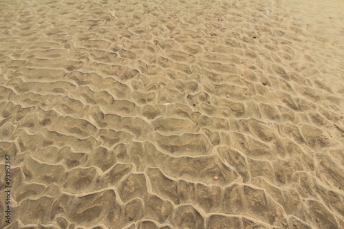 Sand von Wellen geformt