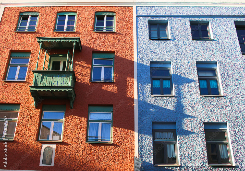 Obraz premium Wohnhaus mit Balkon in Wasserburg am Inn