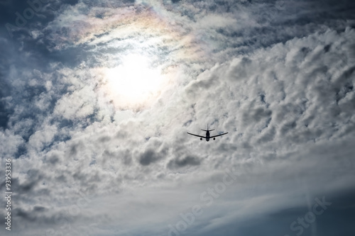Foto Lonely Aircraft Flying Climbing Towards the Cloudy Sky
