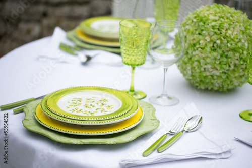 Tavola apparecchiata in giardino tra i trulli in Puglia