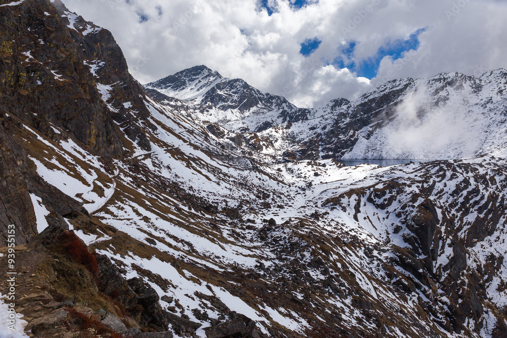 Obraz premium Snow mountains trail beautiful lake landscape, Gosaikunda Nepal.
