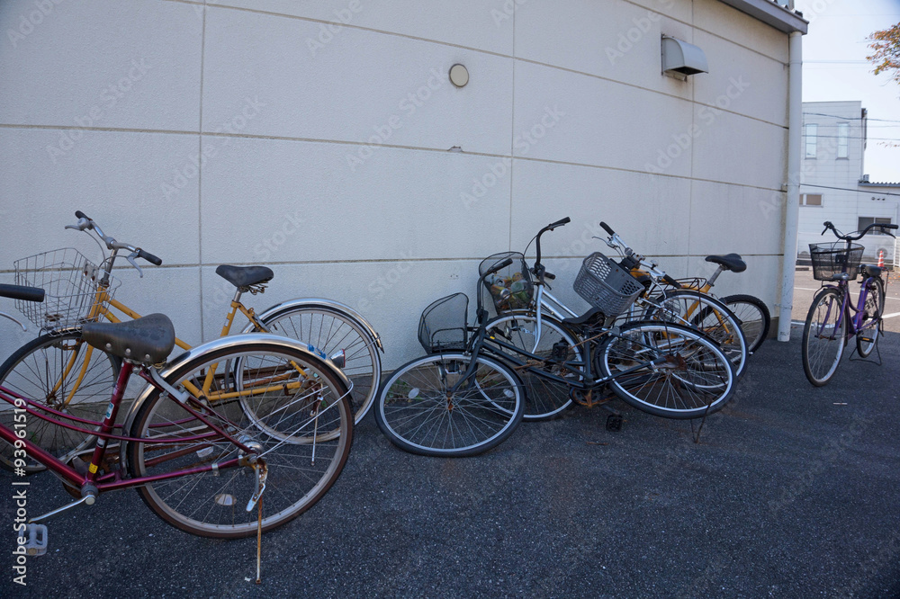 コンビニの裏の放置自転車