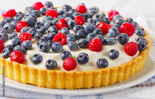 Cake with cream cheese and berries.