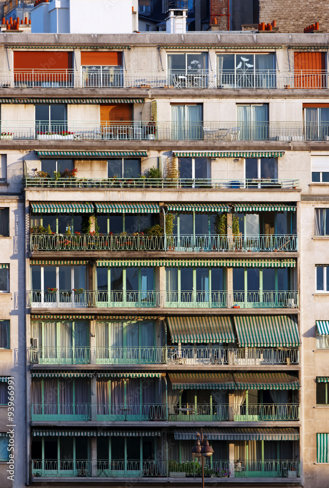 Balcons en façade  sur quai de Seine à Paris