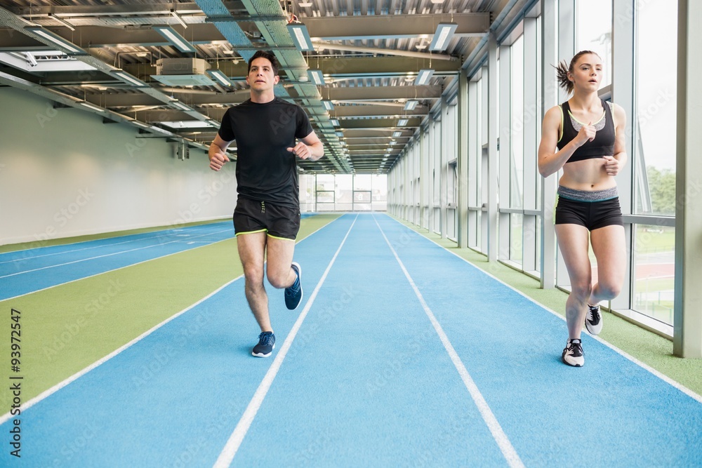 Obraz premium Couple running on the indoor track