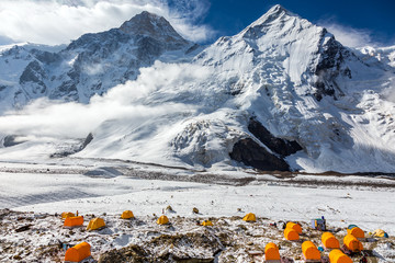 Canvas schilderij Alpinisme Basiskamp van expeditie in hooggebergte  © alexbrylovhk