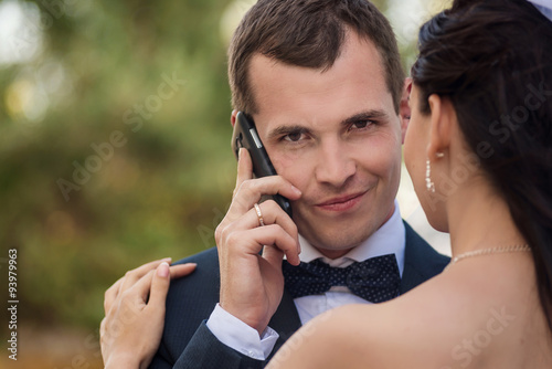 Obraz na plátně A man holds the phone