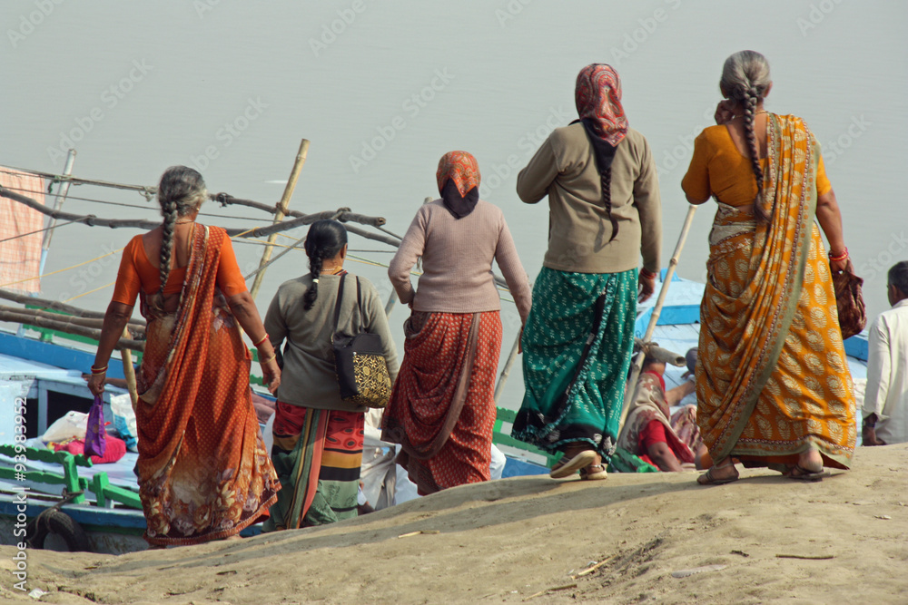 Naklejka premium Vârânasî, femmes indiennes sur les bords du Gange, Inde du Nord