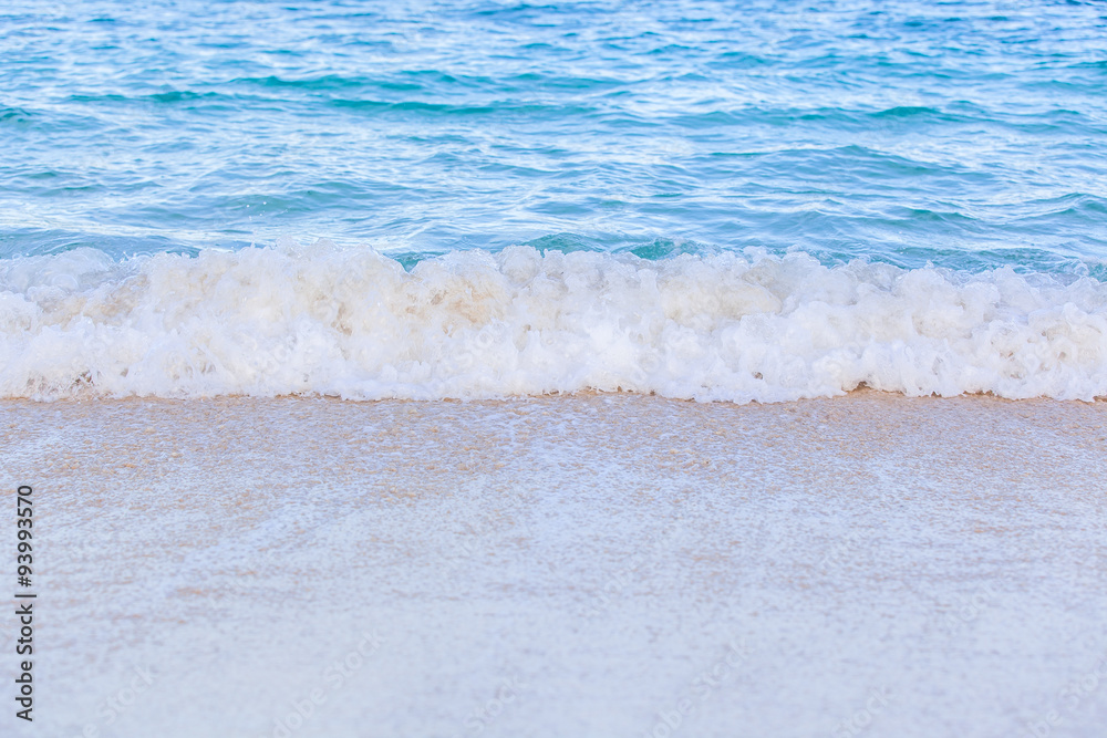 clapotis de vague sur plage de sable blanc 