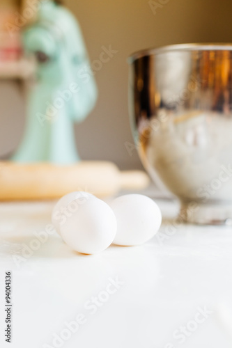 tre ägg bakningsredskap i bakgrunden