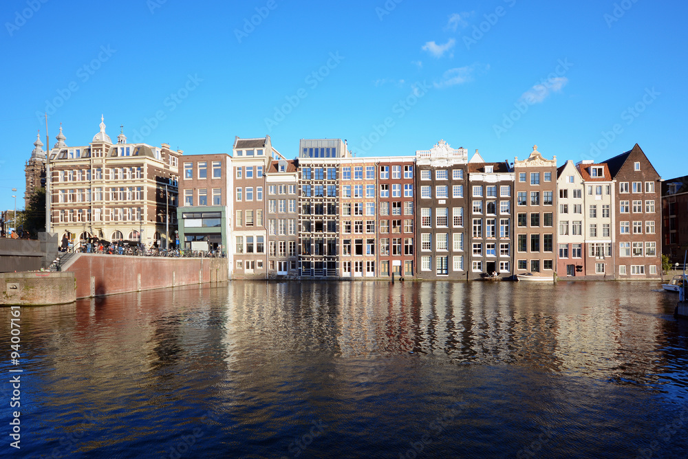 Typische alte Häuser als Häuserfront vor Gracht in Amsterdam
