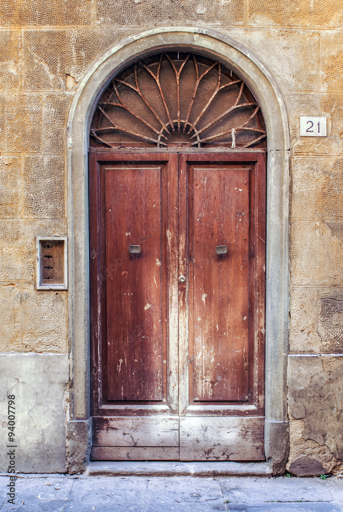 stare drzwi we włoskiej wiosce - obrazy, fototapety, plakaty 