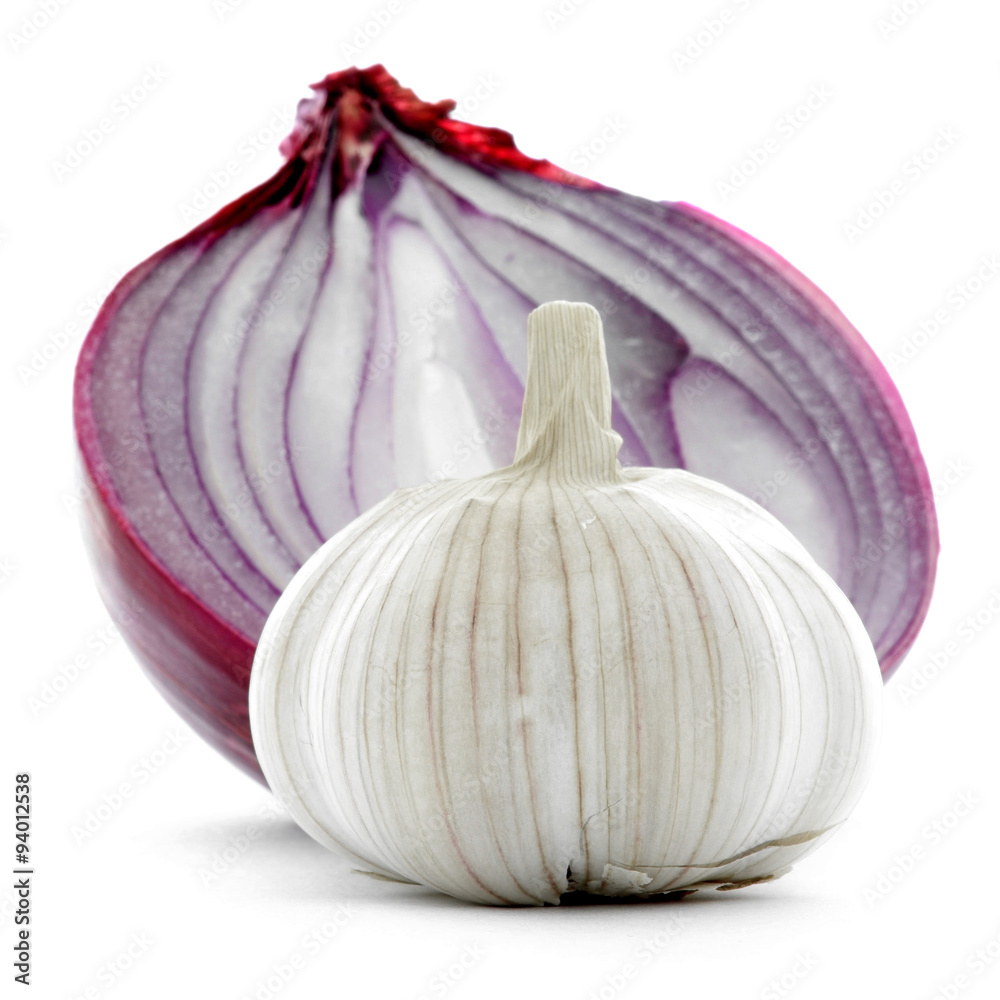 Obraz premium Whole garlic with red onion half isolated on white background