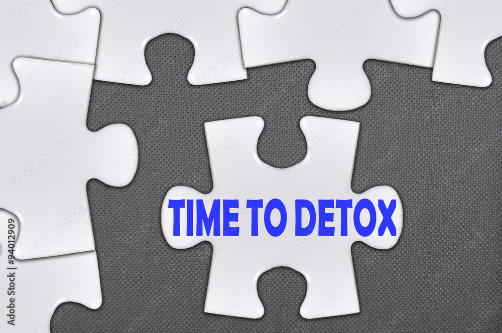 Fototapeta premium jigsaw puzzle written word time to detox