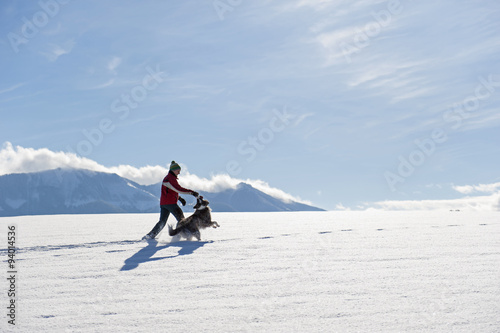 Spiel und Spass beim Hundespaziergang im Schnee