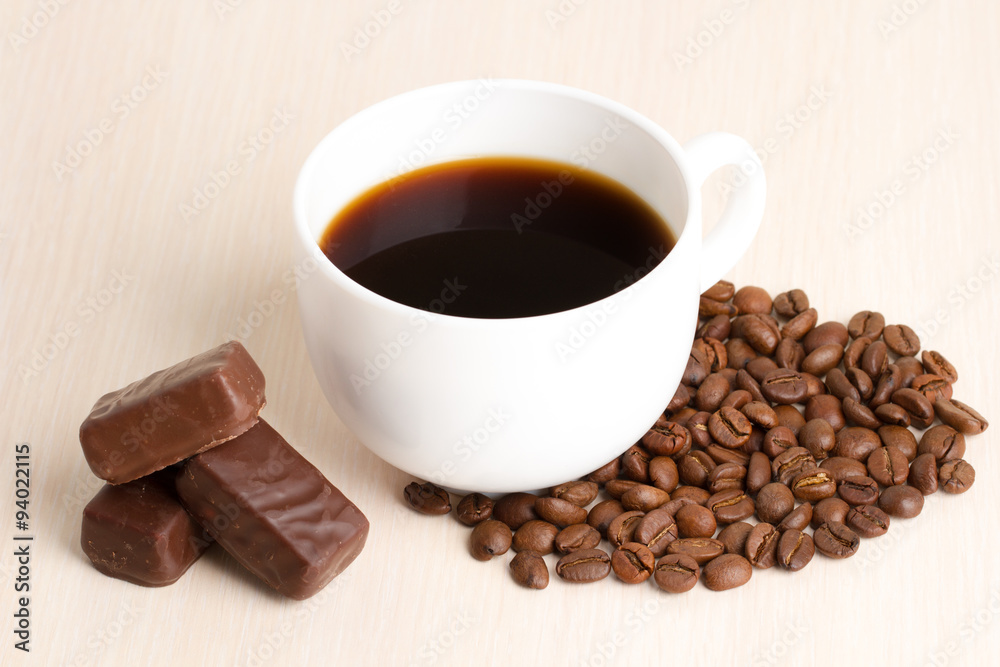 Fototapeta premium Coffee Cup and coffee beans on wooden table