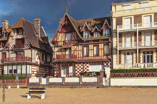 Tableau sur toile Houses next to the beach. Trouville, France.