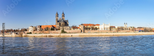 Elbe und Dom in Magdeburg