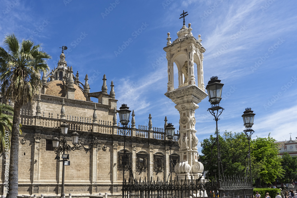 vistas de la Sevilla monumental desde la plaza del Triunfo, Andalucía