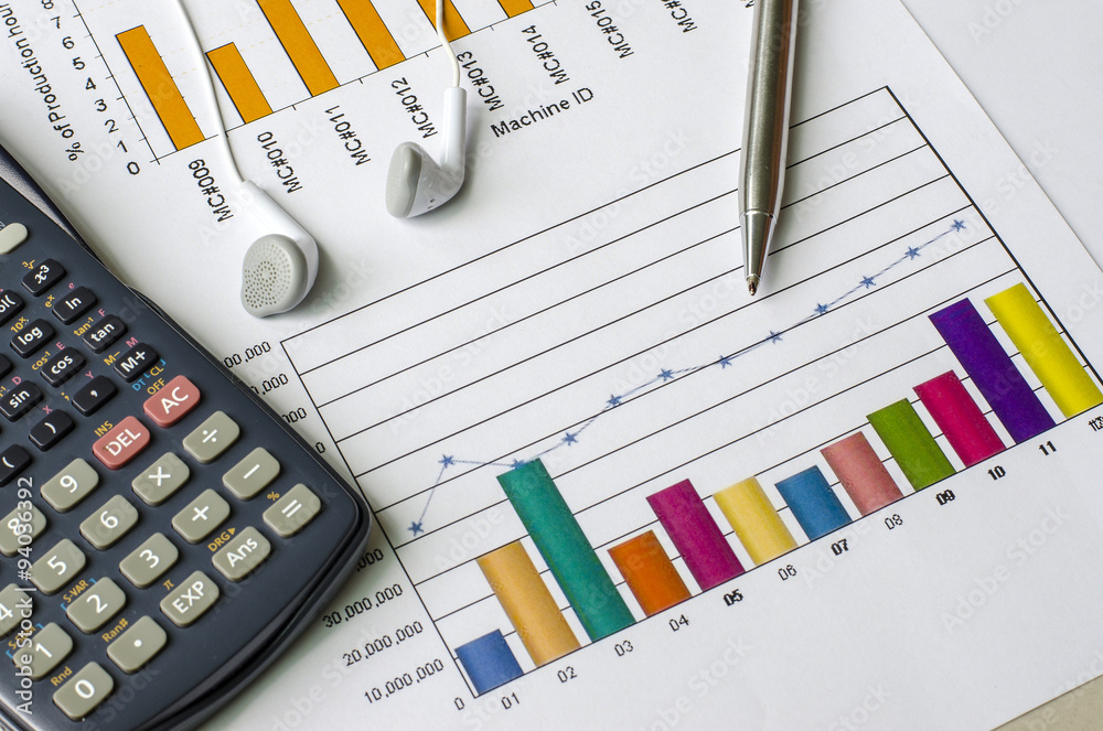 Obraz premium Calculator and pen and earphone on graphs paper
