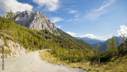 Droga w Alpach Julijskich prowadząca na Mangart