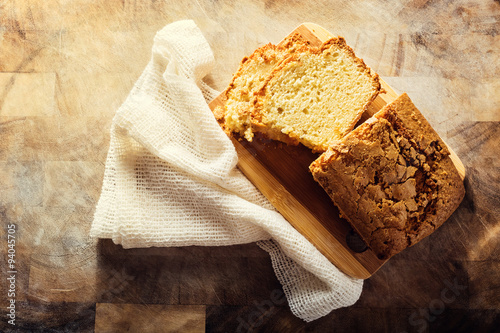 Foto Homemade pound cake on a wooden table