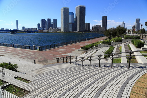 豊洲・晴海橋公園と対岸の高層マンション群