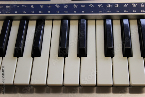 Schwarze und wei  e Tasten eines Keyboards  Heimorgel 