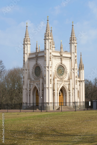 Церковь святого Александра Невского (Готическая капелла) апрельским солнечным днем крупным планом. Петергоф