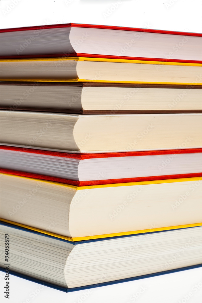 Buchstapel auf weißem Hintergrund