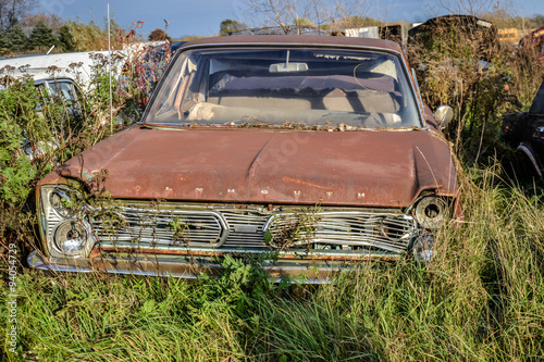 vieille voiture abandonnée dans une casse automobile