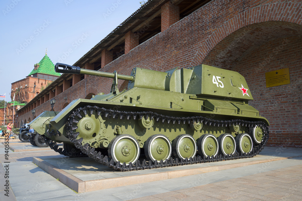Самоходная артиллерийская установка СУ-76 в экспозиции военной техники в Нижегородском кремле