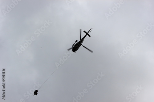 Hubschrauber rettet Personen mittels Seilbergung (Taubergung)