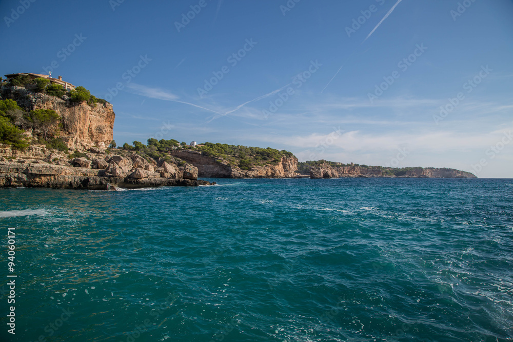 Fototapeta premium charismatische Steilküste mit Prachtwetter und türkisem Wasser
