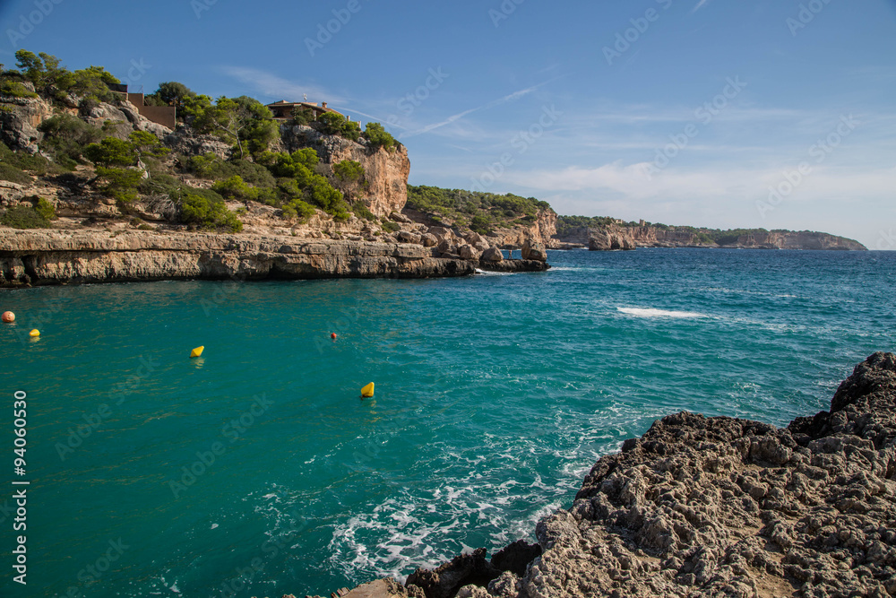 paradiesische kleine Bucht mit glasklarem türkisen Wasser und puderweißem Sand