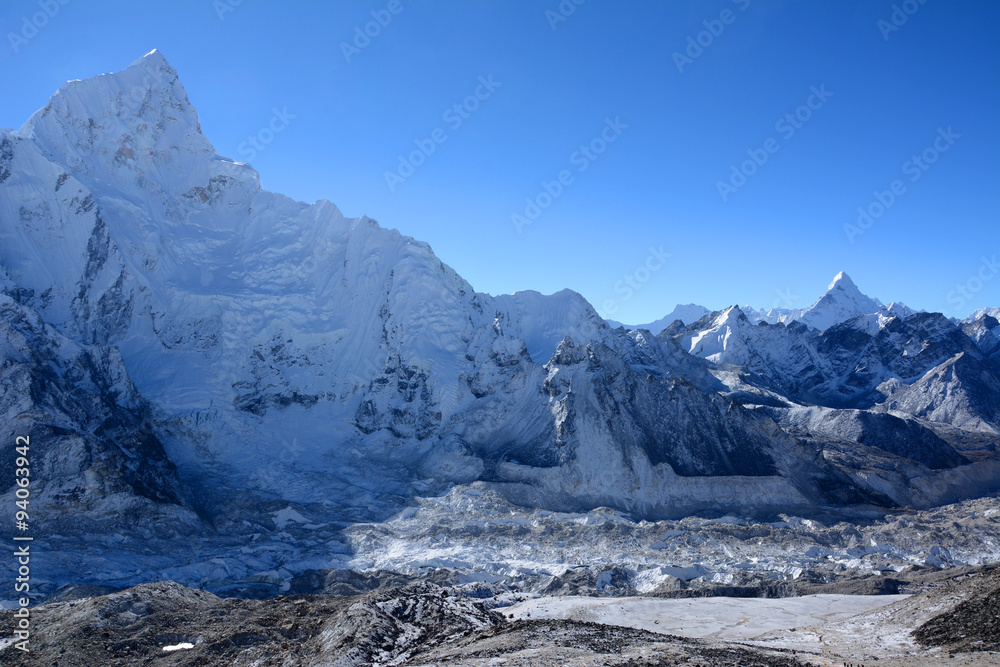 Obraz premium Trekking w górach w Nepalu - Mount Everest, Kala Patthar. Nepalskie wędrówki i podróże zapewniają odpowiednie miejsce na nigdy nie zapomnianą wyprawę trekkingową w Himalajach.