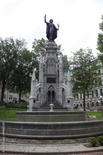 statue et fontaine à Québec