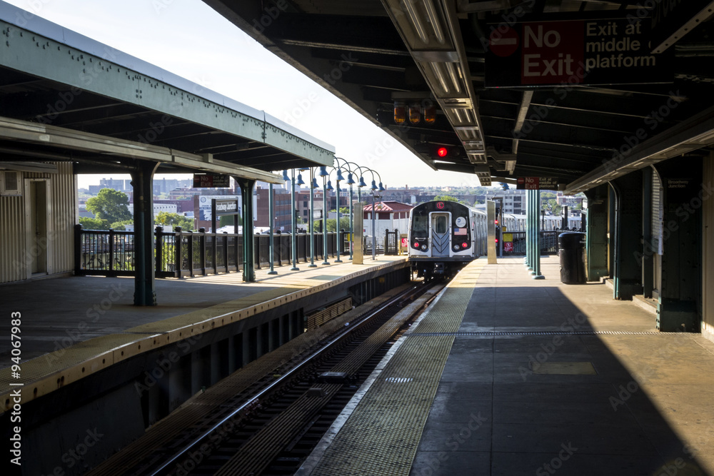Obraz premium Subway leaving the empty platform in New York