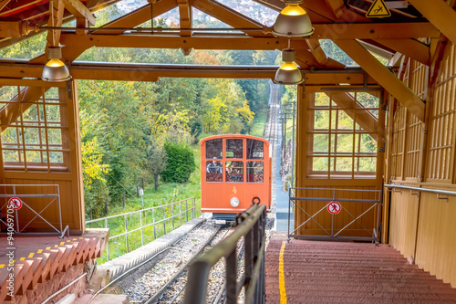 Bahn verlässt Bergstation Richtung Heidelberg